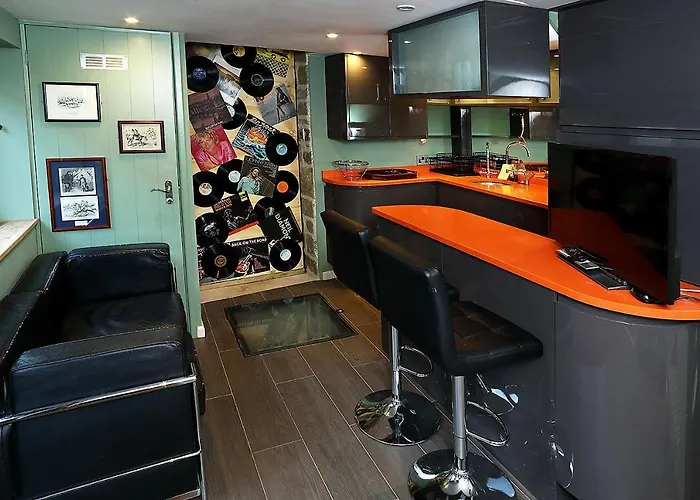 Snobs And Rebels Apartments